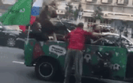 "Đặc sản" World Cup tại Nga: Gấu diễu hành trên ô tô, chơi kèn vuvuzela