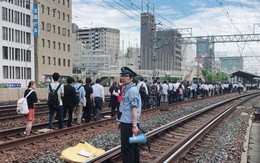 Tính kỉ luật "số 1" của người Nhật: Động đất 6,1 độ richter, người dân vẫn bình tĩnh xếp hàng để di chuyển về nhà