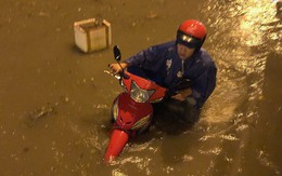 Sau cơn mưa lớn, nhiều tuyến đường ở Sài Gòn lại thành “sông”