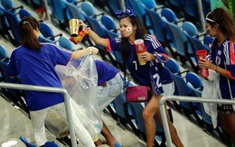 Cổ động viên Nhật bản ở lại sân dọn rác sau khi đội nhà chiến thắng Colombia tại World Cup