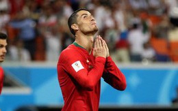 Ngày tồi tệ của Ronaldo: Hỏng penalty, đánh nguội đến suýt nhận thẻ đỏ