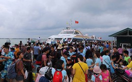 5.000 khách kẹt trên đảo Cô Tô đang di chuyển về đất liền