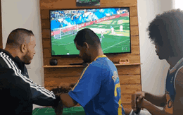 Cách anh chàng Brazil giúp người bạn vừa khiếm thính vừa khiếm thị xem World Cup khiến người ghét bóng đá cũng phải xúc động