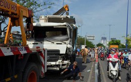 Cửa ngõ Sài Gòn tê liệt vì xe tải chở dừa lật ngang đường