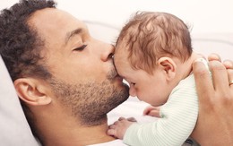 Được làm cha là niềm hạnh phúc nhất: Những bức ảnh ngọt ngào ghi lại khoảnh khắc các ông bố khắp thế giới đón chào giây phút con chào đời