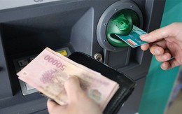 Vì sao các ngân hàng lớn vội vàng muốn tăng phí rút tiền ATM?