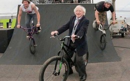 Đi đâu cũng dắt theo chó cưng, lâu lâu lại ngồi xe BMX: Những hình ảnh chứng minh Tổng thống Ireland là nguyên thủ dễ thương nhất thế giới