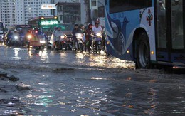 Ảnh: Phố Hà Nội thành sông sau mưa lớn kéo dài