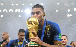 Khoảnh khắc lịch sử: Dàn sao đội tuyển Pháp thay nhau hôn Cúp vàng thế giới
