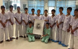 Sau khi sức khỏe dần ổn định, đội bóng nhí Thái Lan được thông báo về cái chết của thợ lặn