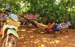 Hà Nội: Người dân trải bạt ngủ trưa dưới gầm cầu để tránh nắng
