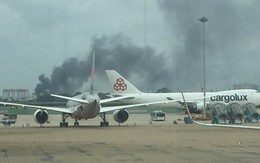 Khói đen kịt quanh vùng trời sân bay Tân Sơn Nhất do cháy lớn ở quận Tân Phú