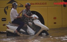 Video: Ô tô, xe máy thi 'bơi' trên đại lộ Thăng Long