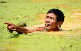 Sau 1 tuần mưa, người Hà Nội dùng thuyền tự chế, bơi trong dòng nước ngập ao bèo về nhà