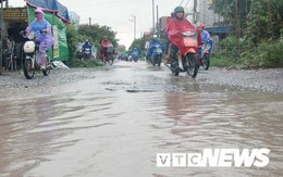 Ảnh: Sau mưa lớn, 'hố trâu, ổ voi' hoá ao nước trên đường Hải Phòng