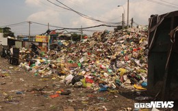 Bãi rác ‘bức tử’ dân ở TP.HCM: Dân đòi chặn xe rác, chính quyền đợi đúng lộ trình