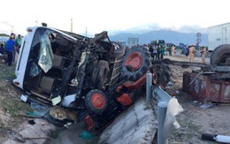 NÓNG: Ô tô tải va chạm với máy cày, 22 người thương vong