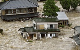 Nhật Bản: Mưa gió tới mức cuốn người trên cầu rơi xuống sông chết đuối