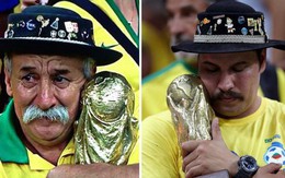 Bức ảnh chứa đựng câu chuyện xúc động về người đàn ông cầm cúp đi cổ vũ World Cup suốt gần nửa cuộc đời