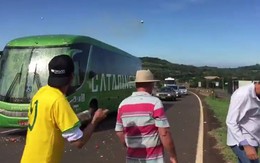 Video: Xe buýt chở đội tuyển Brazil hứng "cơn mưa" trứng và gạch đá từ các CĐV quá khích