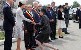 Thủ tướng Anh khom mình bắt tay các thành viên Hoàng tộc: Người không hiểu chuyện thì cười cợt, số khác lại thán phục lễ nghi của bà May
