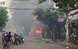 Cận cảnh vụ cháy bãi đậu ô tô gần sân bay Tân Sơn Nhất