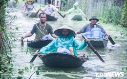 Dân vùng rốn lũ Hà Nội tấp nập chèo thuyền đi lấy nước miễn phí