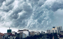 Hình ảnh bầu trời Hà Nội ấn tượng trong cơn dông, nhiều người hối hả về nhà tránh mưa lớn
