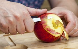 Táo là loại trái cây "vàng" cho sức khỏe nhưng 100% chúng ta đều mắc sai lầm này khi ăn
