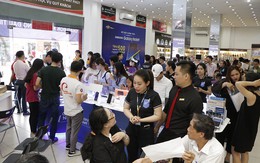 Nhân viên FPT Shop làm việc hết công suất trong ngày mở bán Samsung Note9