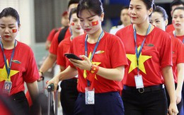 Sân bay Nội Bài nhuộm đỏ màu cờ sắc áo, hàng trăm cổ động viên lên đường sang Indonesia tiếp lửa cho đội tuyển Olympic Việt Nam
