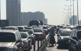 Xe bồn “làm xiếc” trên cầu Sài Gòn gây ùn tắc hàng cây số