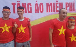 Phát miễn phí 1.000 áo phông, băng rôn, cờ đỏ cho fan cổ vũ Olympic Việt Nam