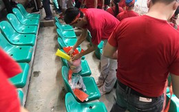 Cổ động viên Việt Nam nán lại thu dọn rác trên khán đài sau trận bán kết ASIAD 2018 ở Indonesia