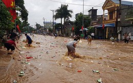 Kho hàng siêu thị ở Sơn La bị lũ cuốn, người dân bất chấp nước chảy siết, lao ra vớt
