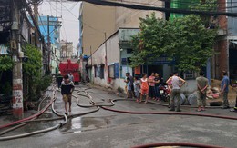 Kho sản xuất bao bì ở Sài Gòn bốc cháy dữ dội trong mưa lớn, thiêu rụi hoàn toàn khu xưởng