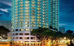 Đến với khách sạn cao cấp Fairmont, bạn có thể thu trọn Singapore trong tầm mắt
