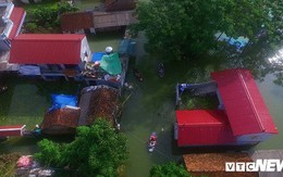 Video Flycam: Nước ngập đầu người, dân Thủ đô đi lại trên mái nhà lấy đồ cứu trợ