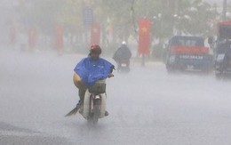 Mưa trắng trời ở Biên Hòa, nước ngập trôi cả xe máy