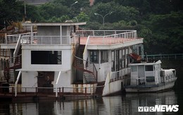 Video: Hàng chục 'nhà hàng ma' tiền tỷ hoen gỉ lênh đênh trên Hồ Tây