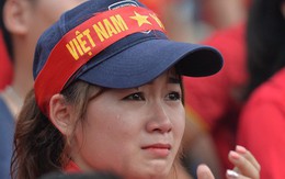 Ảnh: Người hâm mộ thẫn thờ, ôm mặt khóc nức nở khi Olympic Việt Nam vuột mất HCĐ ASIAD một cách đáng tiếc sau loạt đá luân lưu