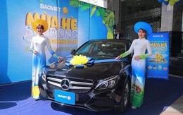 Khách hàng trúng thưởng xe Mercedes-Benz C200 trong chương trình tri ân của tập đoàn Bảo Việt