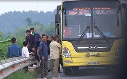 Cận cảnh xe giường nằm bắt khách giữa cao tốc Nội Bài - Lào Cai
