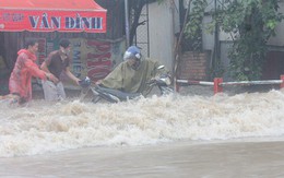 Đồng Nai: Mưa như trút nước, quốc lộ 51 biến thành sông