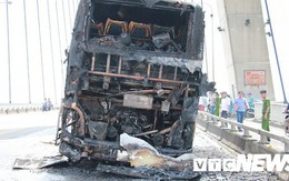 Ảnh: Hiện trường xe khách giường nằm cháy trơ khung trên cầu Bính, Hải Phòng