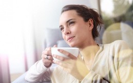 10 thói quen buổi sáng đặc biệt quan trọng giúp giữ trí óc tỉnh táo suốt ngày dài làm việc