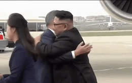 Cận cảnh cái ôm đầy thân thiện giữa hai nhà lãnh đạo Hàn - Triều