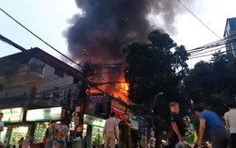 Hơn 200 người dập đám cháy trên đường Đê La Thành