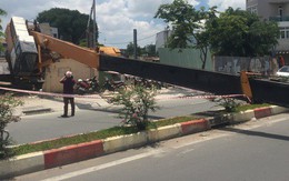 Xe cần cẩu đổ sập trên đại lộ Phạm Văn Đồng, nhiều người thoát chết