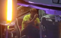 HLV Park Hang Seo khóc sụt sùi trên xe bus sau thất bại của Olympic Việt Nam